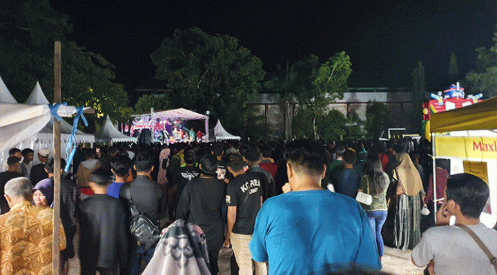 Masyarakat padati panggung menyaksikan pertunjukan DJ dan para penyanyi di malam penutupan Sampit Trade Expo 2022 Rabu malam 16 November 2022.