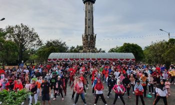 Masyarakat saat mengikuti kegiatan senam bersama Hari Kesehatan Nasional di Taman Kota Sampit Minggu pagi 13 November 2022