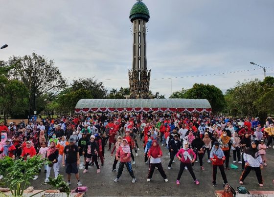 Masyarakat saat mengikuti kegiatan senam bersama Hari Kesehatan Nasional di Taman Kota Sampit Minggu pagi 13 November 2022