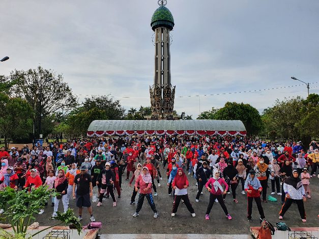 Masyarakat Antusias Mengikuti Senam Hari Kesehatan Nasional