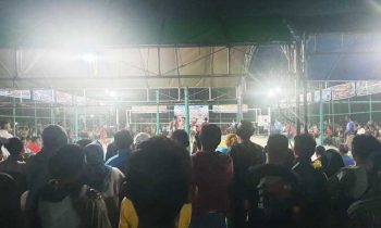 Masyarakat saat menyaksikan final turnamen Bola Voli Pandawa Cup 1