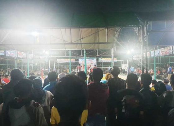 Masyarakat saat menyaksikan final turnamen Bola Voli Pandawa Cup 1