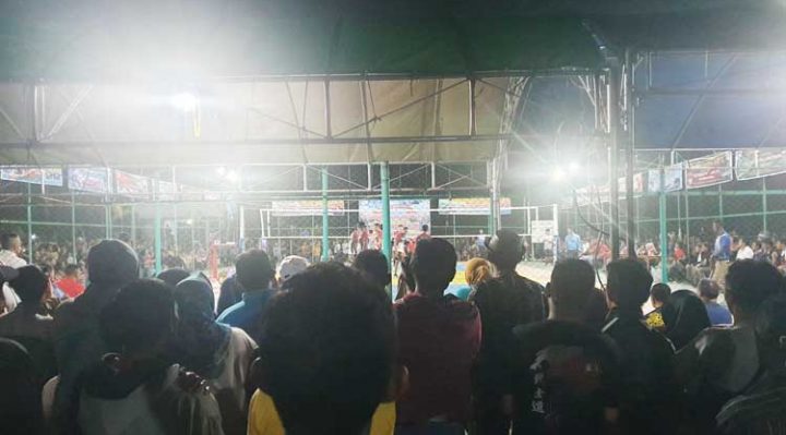 Masyarakat saat menyaksikan final turnamen Bola Voli Pandawa Cup 1