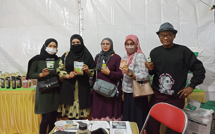 Petani Binaan Distan Apresiasi Semangat Siswa Belajar Wirausaha Minuman Herbal