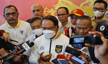 Menpora Zainudin Amali kiri dan Ketua PWI Pusat Atal S Depari diwawancarai wartawan di sela acara Konkernas PWI se Indonesia di Malang Senin 21 November 2022.
