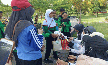 Momen siswa SDN 5 Bamang Hilir persembahkan bingkisan hadiah kejutan dalam kegiatan jalan sehat Jumat 25 November 2022.