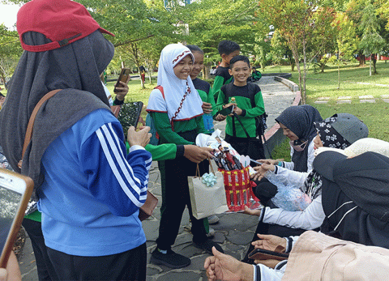 Momen siswa SDN 5 Bamang Hilir persembahkan bingkisan hadiah kejutan dalam kegiatan jalan sehat Jumat 25 November 2022.