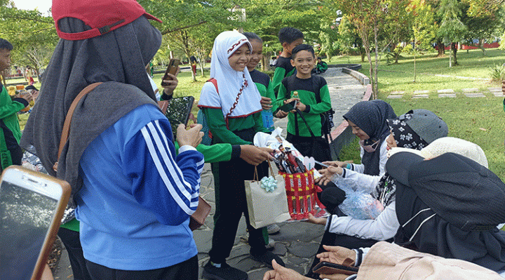 Momen siswa SDN 5 Bamang Hilir persembahkan bingkisan hadiah kejutan dalam kegiatan jalan sehat Jumat 25 November 2022.