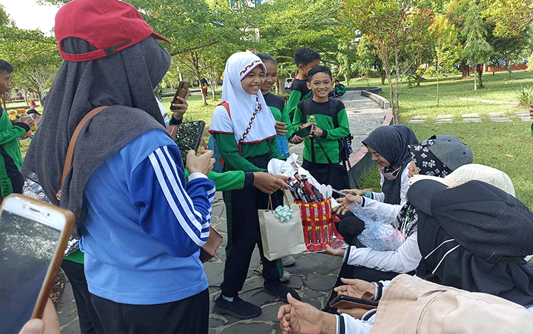 Siswa SDN 5 Baamang Hilir Persembahkan Kejutan untuk Guru
