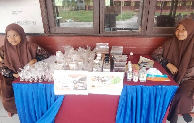 Pameran Produk Kreasi Siswa SMPN 2 Teluk Sampit pada Panen Hasil Belajar P5 Rabu 10 November 2022