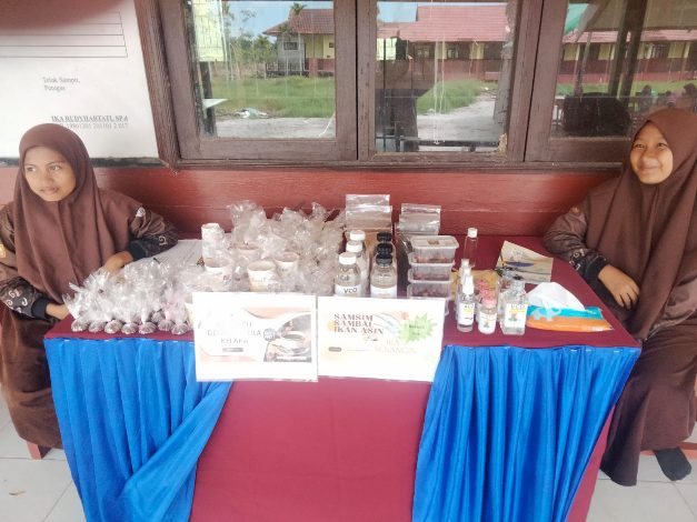 Manfaatkan Kekayaan Alam Desa Basawang, Siswa SMPN 2 Teluk Sampit Buat Gula Merah Kelapa