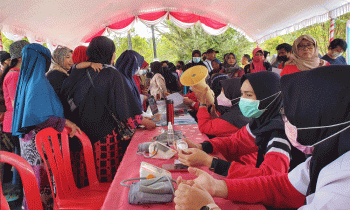 Panitia vaksinasi mendata warga yang ingin vaksin di Taman Kota Sampit Minggu 13 November 2022.