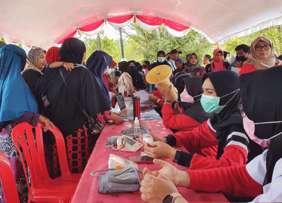 Panitia vaksinasi mendata warga yang ingin vaksin di Taman Kota Sampit Minggu 13 November 2022.