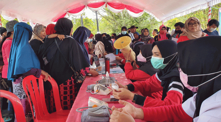 Panitia vaksinasi mendata warga yang ingin vaksin di Taman Kota Sampit Minggu 13 November 2022.