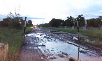 Pantauan Kondisi salah satu ruas jalan yang belum teraspal dan minim PJU di kawasan Baamang Barat saat petang Rabu 10 November 2022