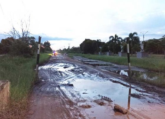 Pantauan Kondisi salah satu ruas jalan yang belum teraspal dan minim PJU di kawasan Baamang Barat saat petang Rabu 10 November 2022