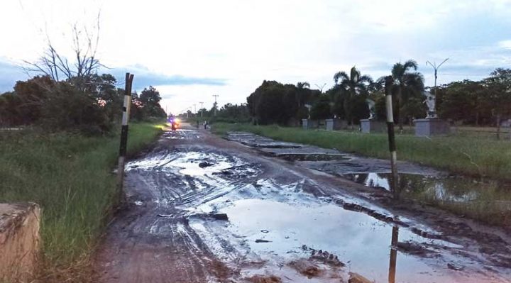 Pantauan Kondisi salah satu ruas jalan yang belum teraspal dan minim PJU di kawasan Baamang Barat saat petang Rabu 10 November 2022