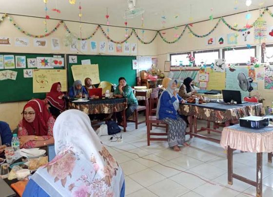 Para Guru SDN 4 Ketapang mengikuti Training CBL PT Trakindo Utama Sabtu 19 November 2022