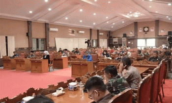 Para anggota legislatif Kotim menyimak jalannya Rapat Paripurna Masa Sidang III Selasa 22 November 2022.