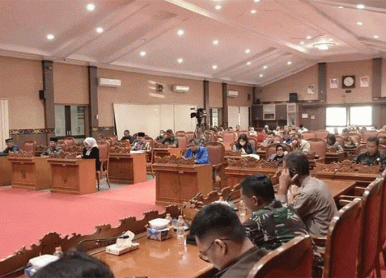 Para anggota legislatif Kotim menyimak jalannya Rapat Paripurna Masa Sidang III Selasa 22 November 2022.