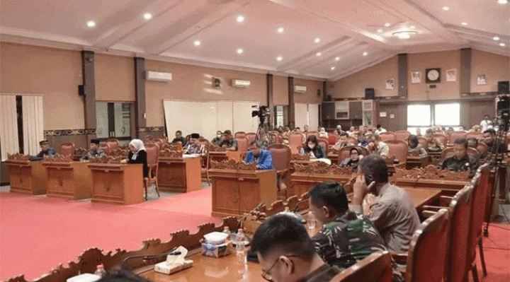 Para anggota legislatif Kotim menyimak jalannya Rapat Paripurna Masa Sidang III Selasa 22 November 2022.