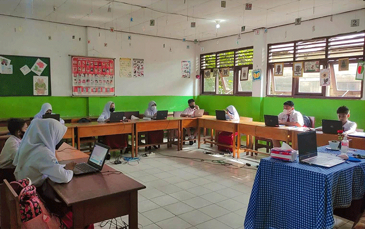 Antisipasi Listrik Mati saat ANBK, Siswa SDN 8 MB Hulu Siapkan Koneksi Internet Ponsel