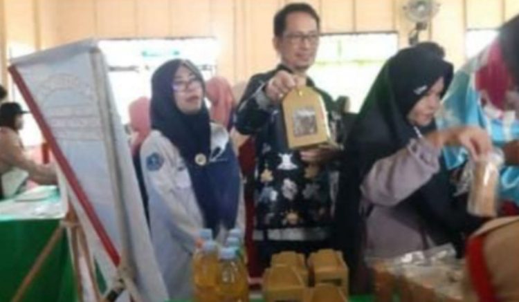 Siswa SMPN 2 Teluk Sampit Kembangkan Virgin Coconut Oil sebagai Implementasi P5