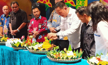 Pemotongan nasi tumpeng peringatan HUT ke 6 SMP Cita Bunda 2022.