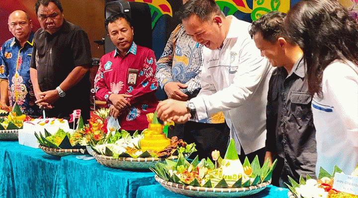 Pemotongan nasi tumpeng peringatan HUT ke 6 SMP Cita Bunda 2022.