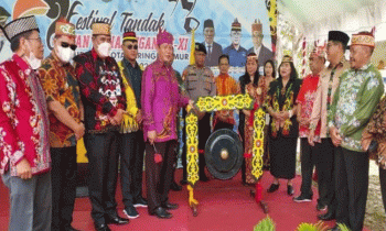 Pemukulan gong tanda dimulainya Festival Tandak Intan Kotim.