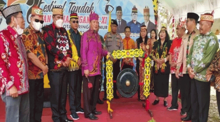 Pemukulan gong tanda dimulainya Festival Tandak Intan Kotim.