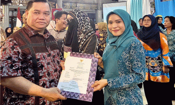 Penyerahan Sertifikat Halal oleh Bupati Kotim Halikinnor Kamis 17 November 2022.