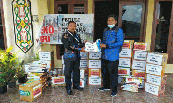 Penyerahan bantuan dari SDN 4 Ketapang kepada PGRI Kotim yang diterima Sekretaris PGRI Kotim Kirno.