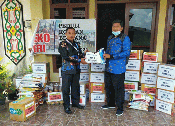 Penyerahan bantuan dari SDN 4 Ketapang kepada PGRI Kotim yang diterima Sekretaris PGRI Kotim Kirno.
