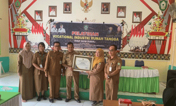 Penyerahan piagam penghargaan kepada pihak Pemerintahan Desa Patai dari Dinas Koperasi dan UMKM Senin 21 November 2022.