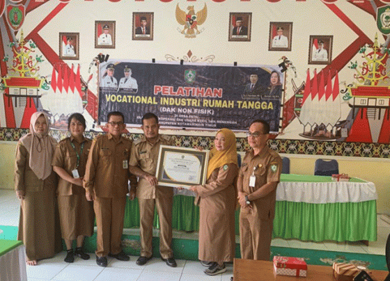 Penyerahan piagam penghargaan kepada pihak Pemerintahan Desa Patai dari Dinas Koperasi dan UMKM Senin 21 November 2022.