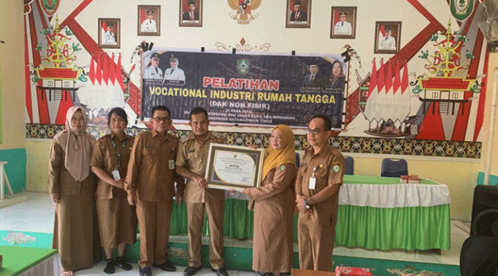 Penyerahan piagam penghargaan kepada pihak Pemerintahan Desa Patai dari Dinas Koperasi dan UMKM Senin 21 November 2022.