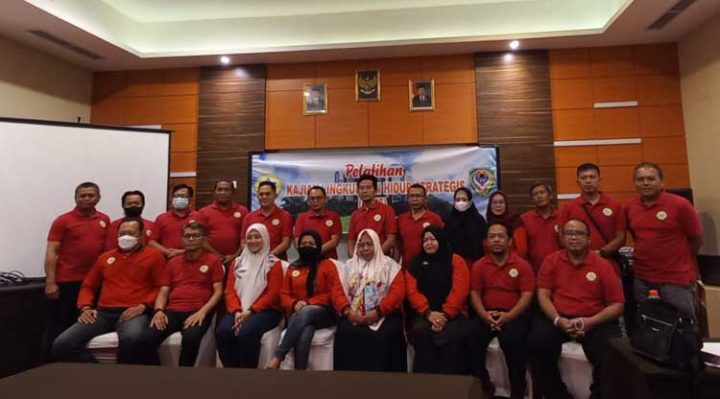 Peserta Bimtek Penyusunan KLHS dengan Pemateri dan Hexagon Universalberfoto bersama Minggu 27 November 2022
