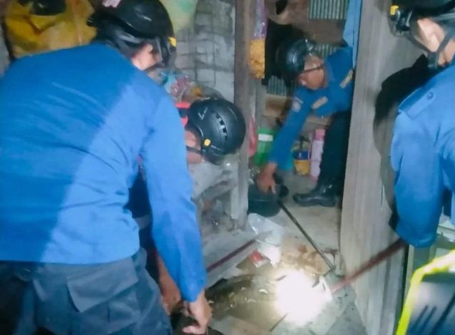Warga Baamang Pergoki Ular Empat Meter di Bawah Lantai Dapur