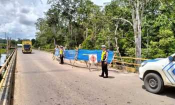 Petugas Satuan Lalu Lintas Polres Seruyan mengatur arus lalu lintas di lokasi Jembatan Layang Desa Asam Baru