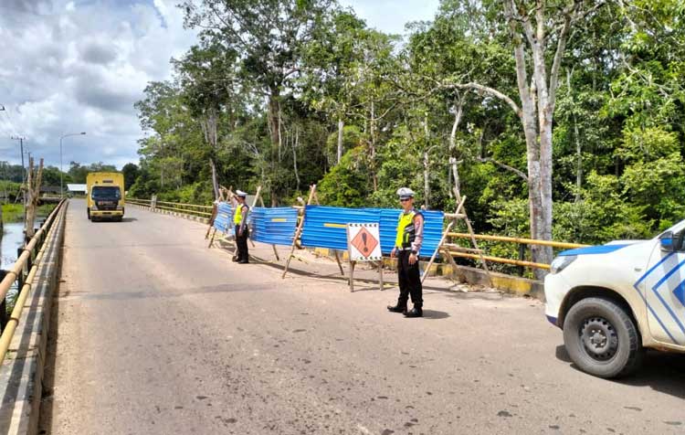 Tiang  Jembatan Layang  di Desa Asam Baru Ambles, Kendaraan  Gunakan Satu Jalur