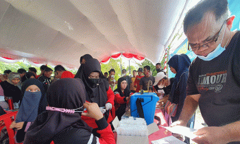 Petugas menyiapkan vaksinasi untuk masyarakat di Taman Kota Sampit Minggu 13 November 2022.