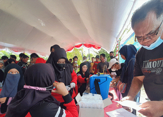 Petugas menyiapkan vaksinasi untuk masyarakat di Taman Kota Sampit Minggu 13 November 2022.