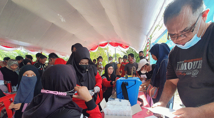 Petugas menyiapkan vaksinasi untuk masyarakat di Taman Kota Sampit Minggu 13 November 2022.