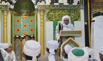 Pimpinan Ponpes Darul Amin Sampit Ustadz Ahmad Rayyan Zuhdi Abrar saat menyampaikan khotbahnya di hadapan para jemaah usai salat salat khusuf