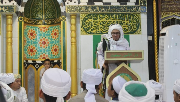 Pimpinan Ponpes Darul Amin Sampit Ustadz Ahmad Rayyan Zuhdi Abrar saat menyampaikan khotbahnya di hadapan para jemaah usai salat salat khusuf
