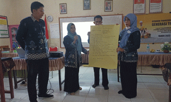 Presentasi salah satu kelompok guru SDN 4 Ketapang dalam Training Stratifikasi UKS PT Trakindo Utama Jumat 18 November 2022.