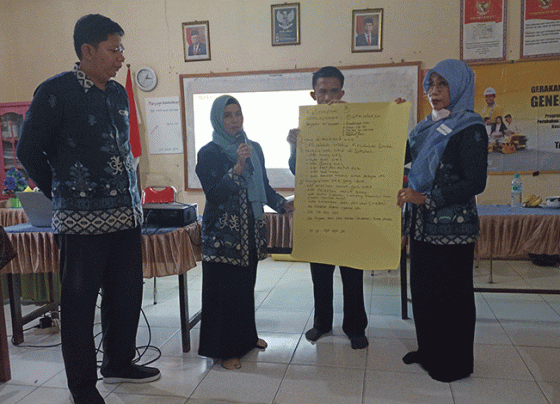 Presentasi salah satu kelompok guru SDN 4 Ketapang dalam Training Stratifikasi UKS PT Trakindo Utama Jumat 18 November 2022.