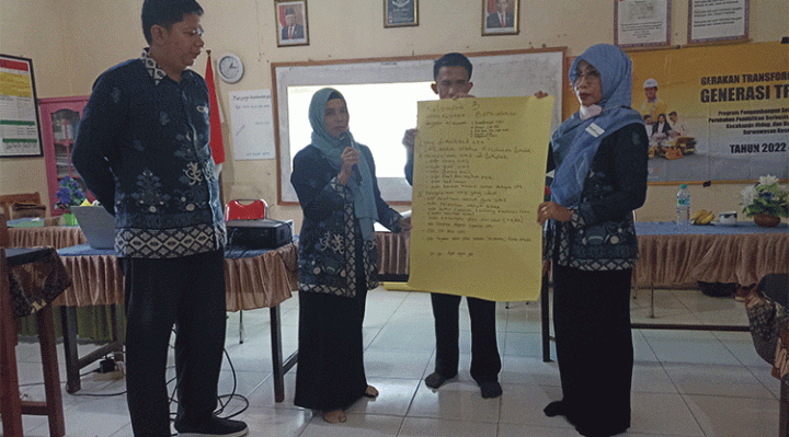 Presentasi salah satu kelompok guru SDN 4 Ketapang dalam Training Stratifikasi UKS PT Trakindo Utama Jumat 18 November 2022.