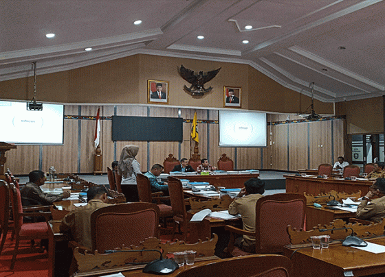 Rapat pembahasan RAPBD 2023 oleh Komisi I DPRD Kotim dengan perangkat eksekutif kecamatan di DPRD Kotim Selasa 15 November 2022.